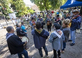 Ronda popular folclórica en la edición de 2024 del Aguas Vivas Fest, en Cáceres.