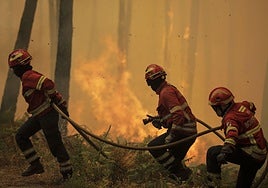 Bomberos portugueses trabajando en un incendio en Castelo Blanco.