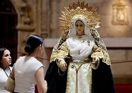 Besamanos de la Virgen de la Esperanza celebrado en julio, antes de su retirada del culto.