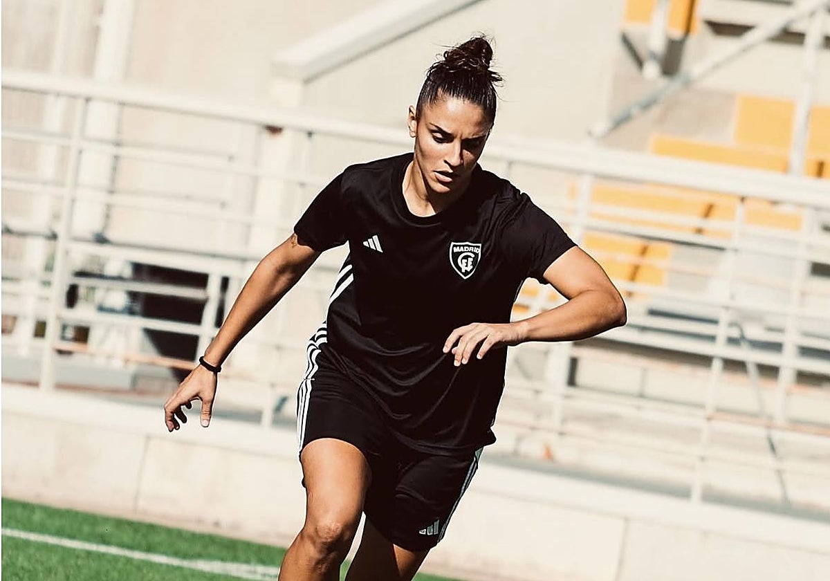 Paula León con el Madrid CFF.