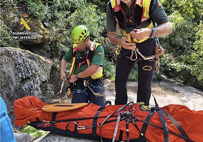 Especialistas del Greim evacúan al herido.