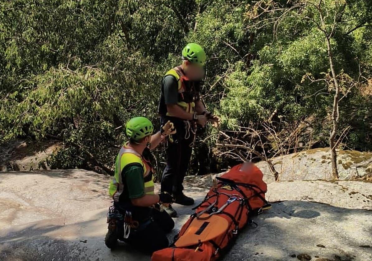Especialistas del Greim evacúan al herido en la garganta Marta del Valle del Jerte.