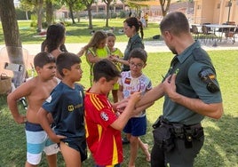 Agentes con varios de los niños del campamento de verano.