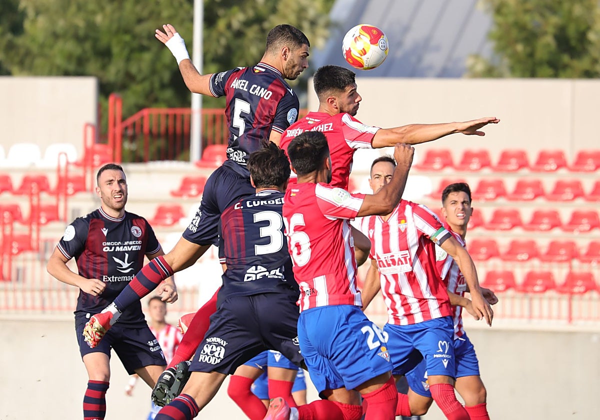 Acción del duelo entre el Don Benito y el CD Extremadura.