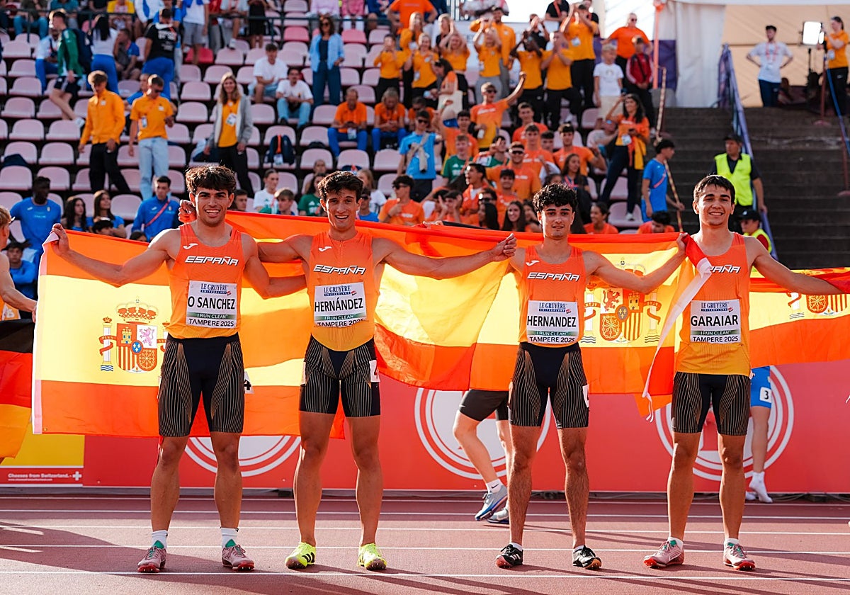 Jorge Hernández llegó a posar con la bandera junto a sus compañeros tras ganar la carrera.
