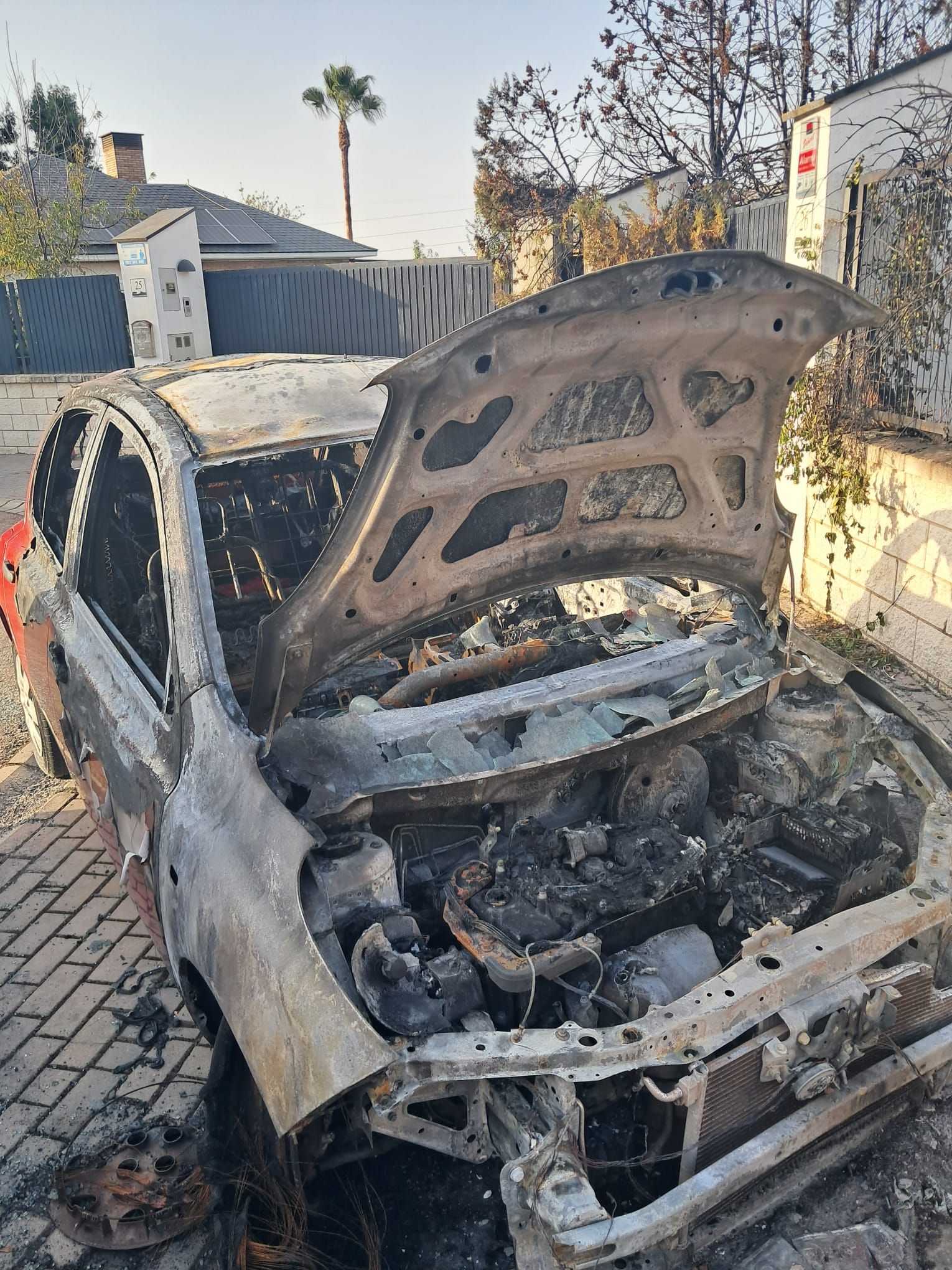 Imágenes del incendio declarado entre La Banasta y Las Golondrinas, en Badajoz