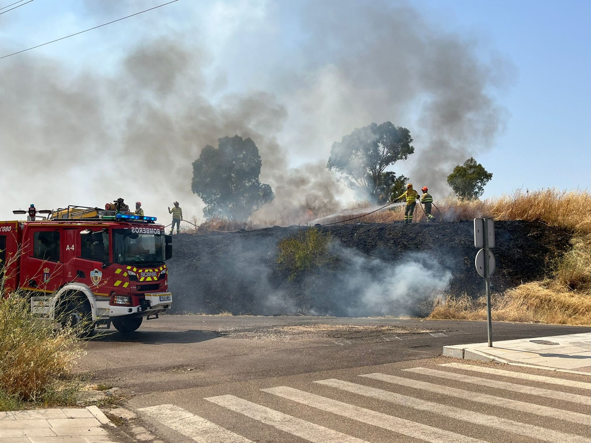 Imágenes del incendio declarado entre La Banasta y Las Golondrinas, en Badajoz