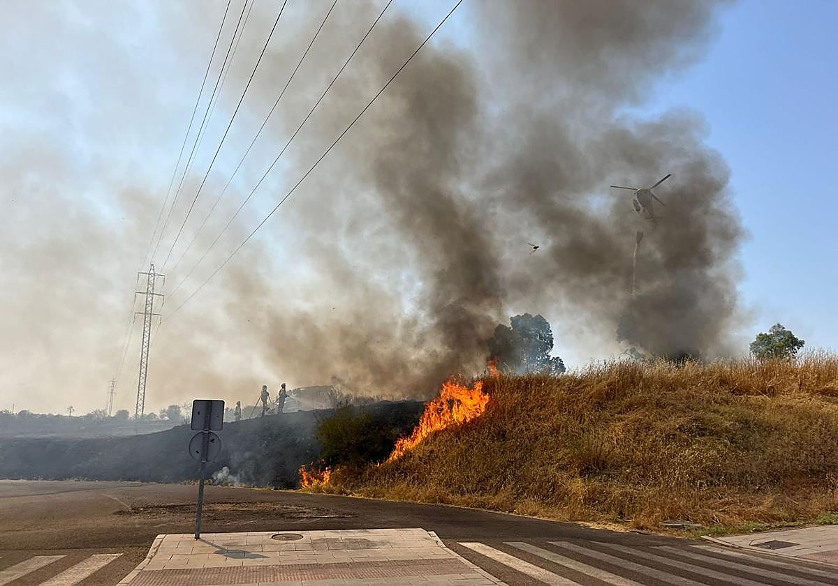 Imágenes del incendio declarado entre La Banasta y Las Golondrinas, en Badajoz
