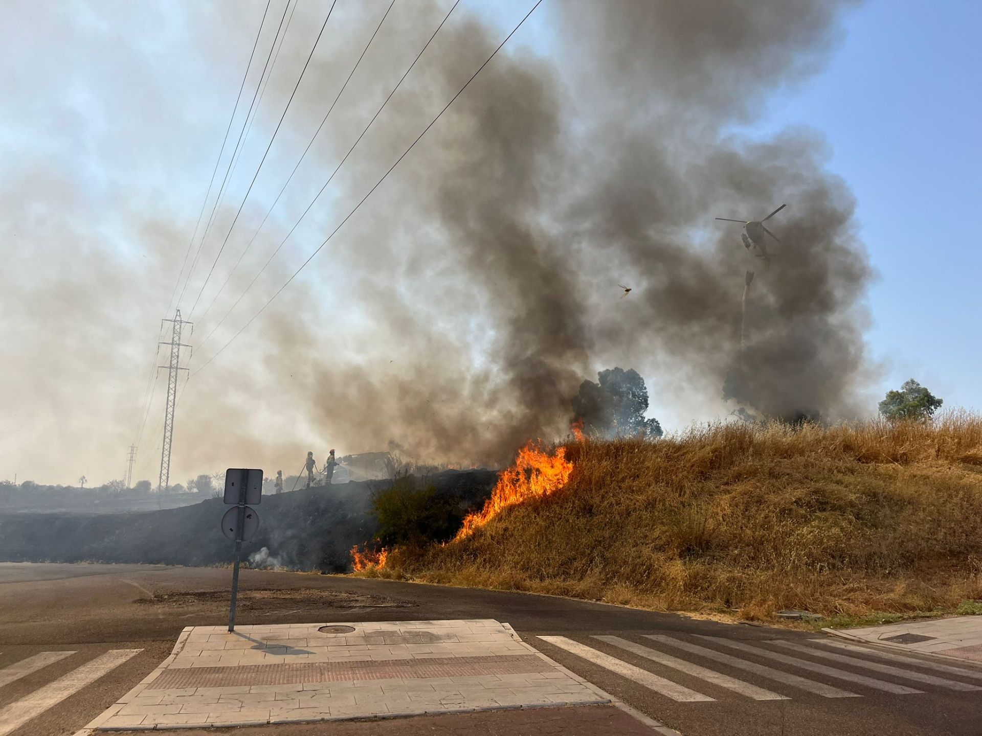 Imágenes del incendio declarado entre La Banasta y Las Golondrinas, en Badajoz