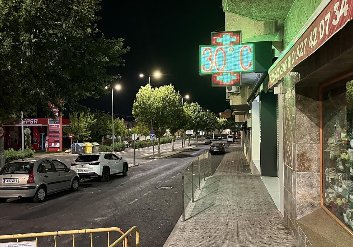 Termómetro marcando 30 grados, en la avenida de Salamanca, a las 03.30 de la madrugada del sábado.