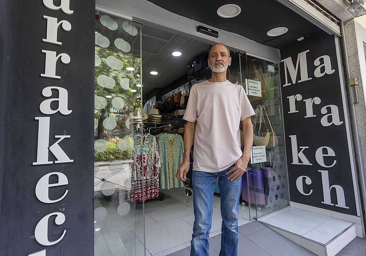 Mohamed Aboufaris, este lunes a las puertas de la tienda que su hermano tiene en Virgen de la Montaña, en Cáceres.