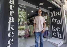 Mohamed Aboufaris, este lunes a las puertas de la tienda que su hermano tiene en Virgen de la Montaña, en Cáceres.