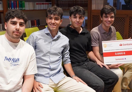 Alfredo Sánchez-Fuentes, con el cheque, junto a Pablo Martín.