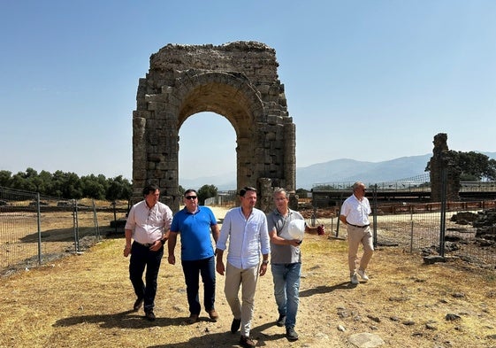 Abel Bautista, en su visita al yacimiento romano de Cáparra.