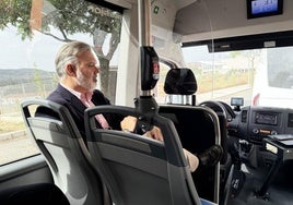 Fernando Pizarro, alcalde de Plasencia, en la recepción de los dos autobuses eléctricos en el mes de junio.