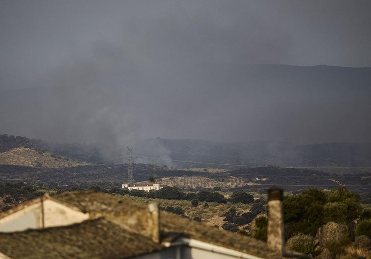 Los vecinos de Villar del Pedroso siguen confinados por el fuego, que ya ha calcinado 3.250 hectáreas