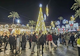 Plaza de España con iluminación de Navidad.