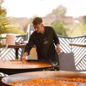 Javier Valle elaborando uno de sus arroces