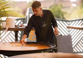 Javier Valle elaborando uno de sus arroces