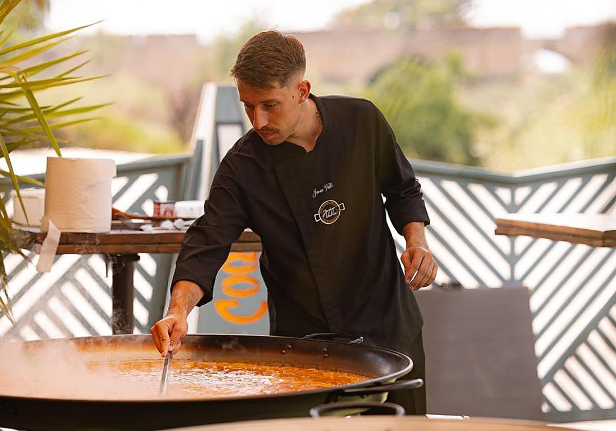 Javier Valle elaborando uno de sus arroces