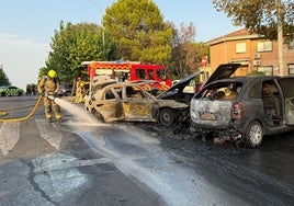 Ambos coches acabaron completamente calcinados y siniestro total.