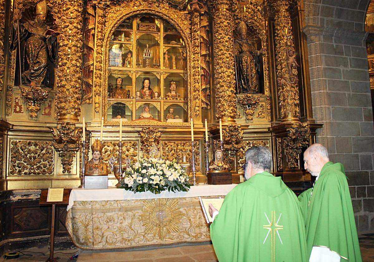 Imagen del retablo, abierto por el día de Todos los Santos.