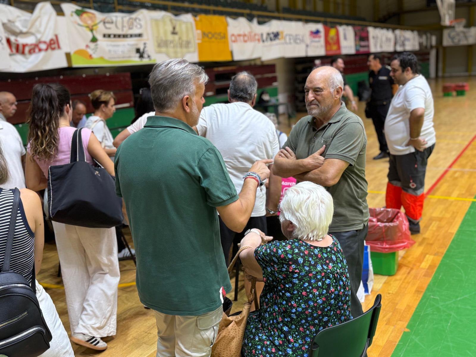 Vecinos de Jarilla, Villar de Plasencia y Cabezabellosa evacuados a Plasencia por el fuego. 