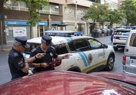 Dos policías prueban el nuevo multacar, instalado en el techo de su coche patrulla.