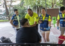 Voluntarios de DYA atienden a una persona sin hogar en Cánovas a principios de julio dentro del protocolo ola de calor.