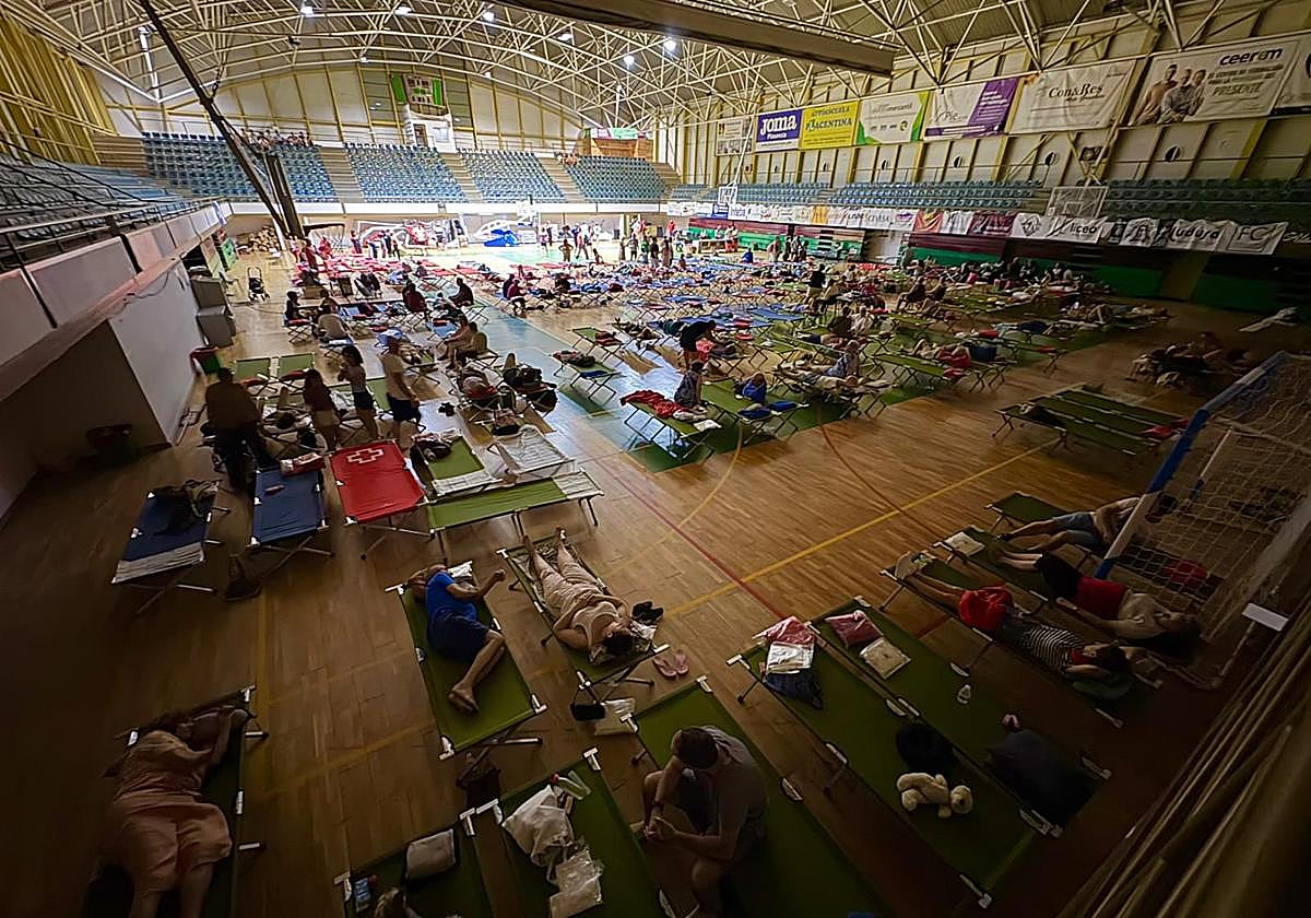 Más de 250 personas de Jarilla, Villar de Plasencia y Cabezabellosa evacuadas a Plasencia por el fuego