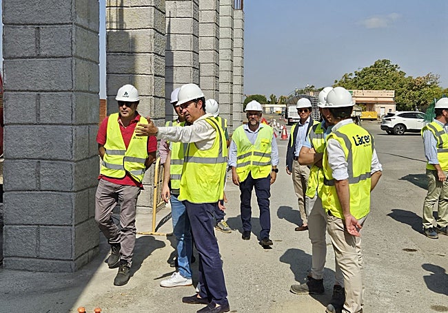 El director general de Transportes, Cristóbal Maza, conociendo el estado de la obra.