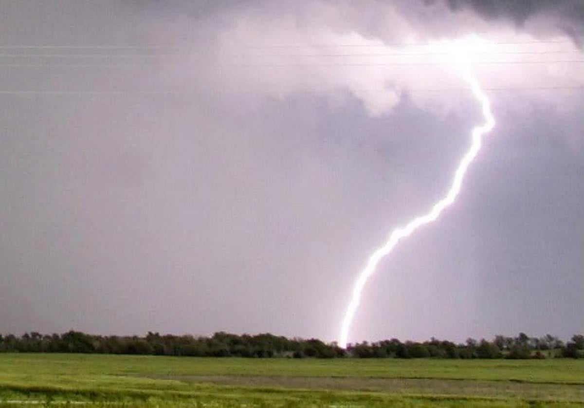 La Aemet contabiliza 645 rayos en Extremadura por las tormentas del martes