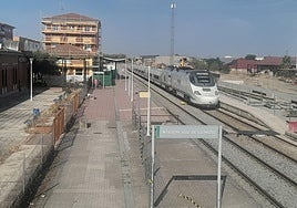 El tren Alvia detenido en la mañana de este miércoles en Navalmoral hasta porder reiniciar la marcha.