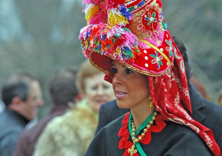El PSOE critica la negativa a proteger la gorra y el traje de Montehermoso