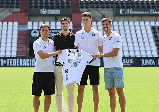 Vergés, Lenho, Csenterics y Areso en la presentación de los tres jugadores en el estadio Romano.