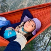 La influencer que acampa en una hamaca entre montañas revela los sorprendentes detalles de su aventura