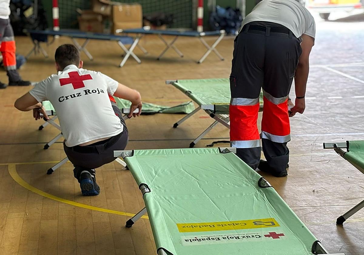 Cruz Roja Extremadura prepara las instalaciones deportivas de Plasencia para acoger a personas evacuadas por el fuego.