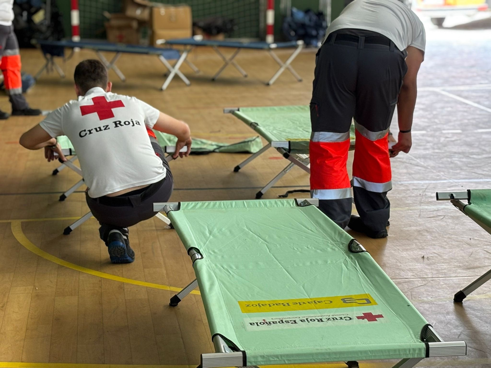 Cruz Roja despliega un centenar de voluntarios por el incendio de Jarilla