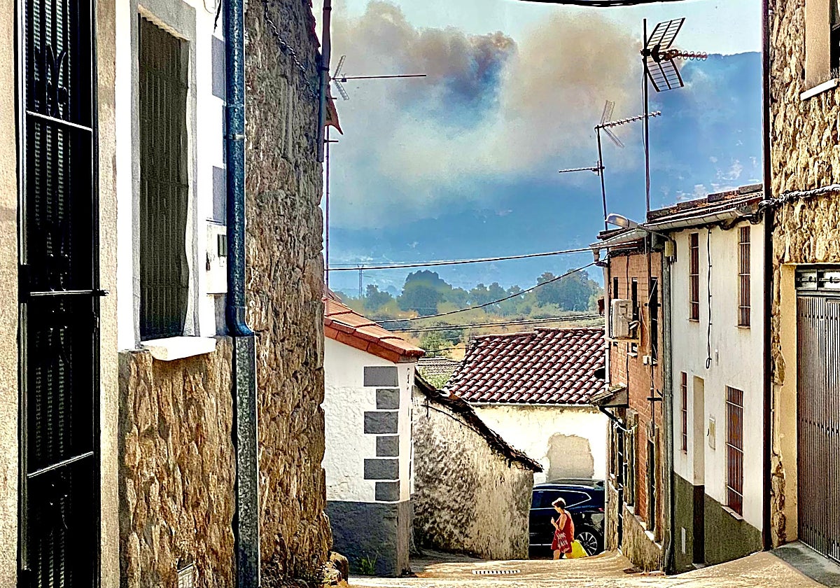 El humo avanza con rapidez ahora hacia Oliva de Plasencia.