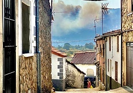 El humo avanza con rapidez ahora hacia Oliva de Plasencia.