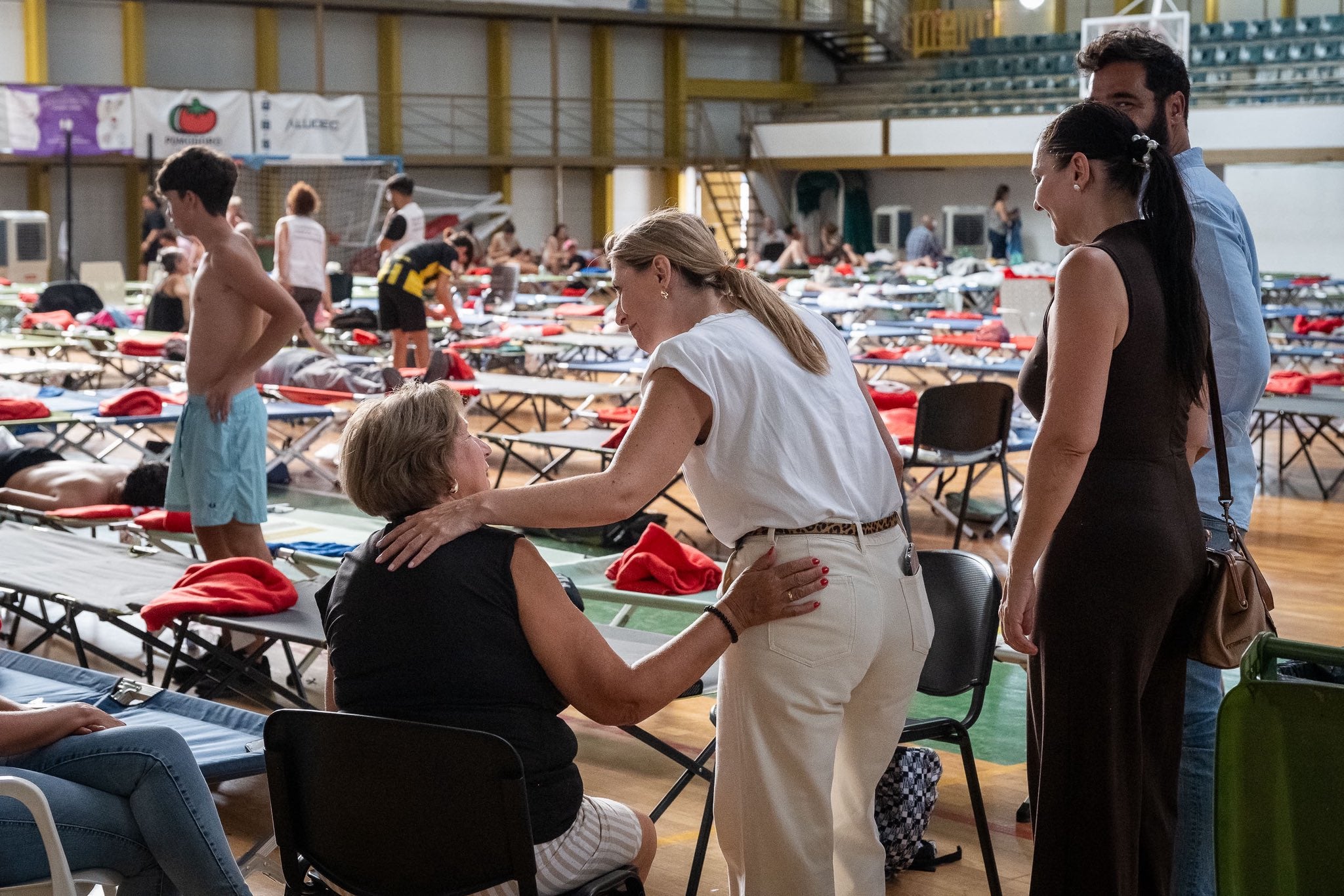 La presidenta de la Junta, María Guardiola, habla con una de las vecinas evacuadas. 