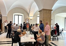 Ernesto Brotóns visita a los evacuados alojados en Plasencia.