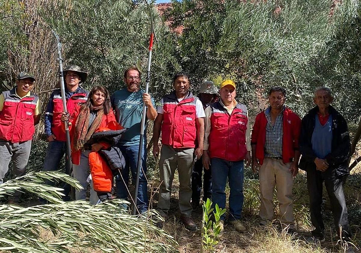 Juan José Martínez, en el centro de la imagen con camiseta verde, durante su estancia en Bolivia.