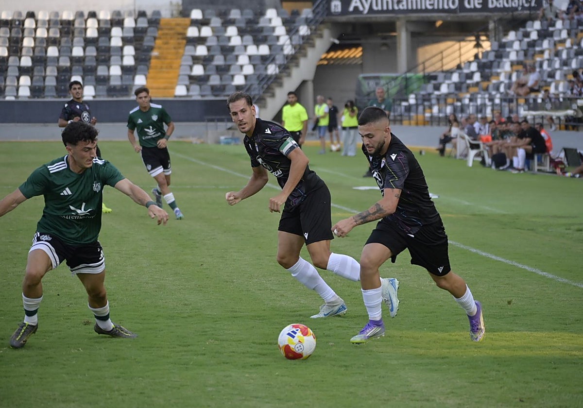 Bermu conduce el balón en el duelo de pretemporada ante el Cacereño.