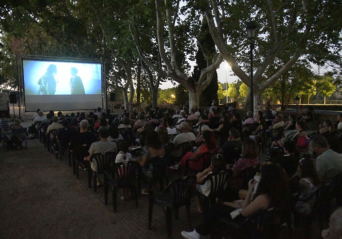 Cine de verano en el parque de la Legión.