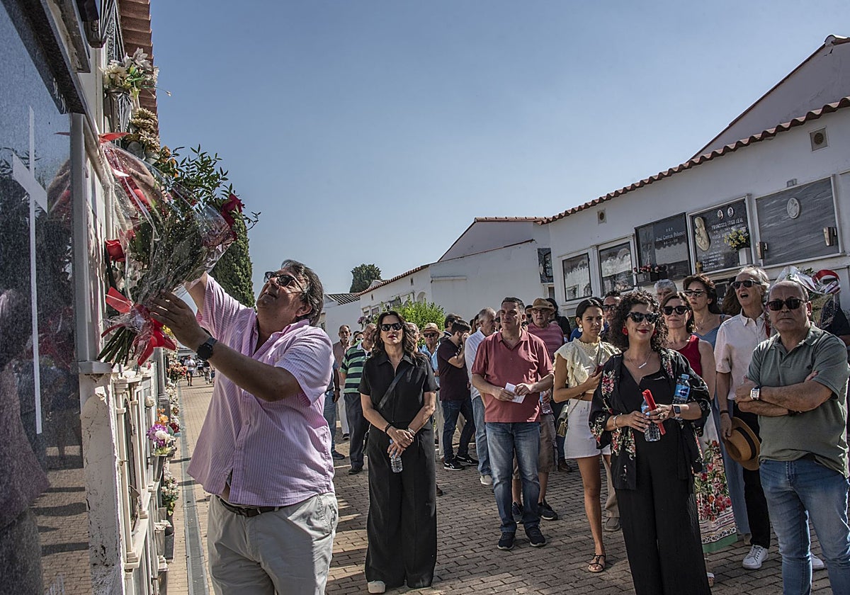 Uno de los momentos de colocación de flores en las tumbas.