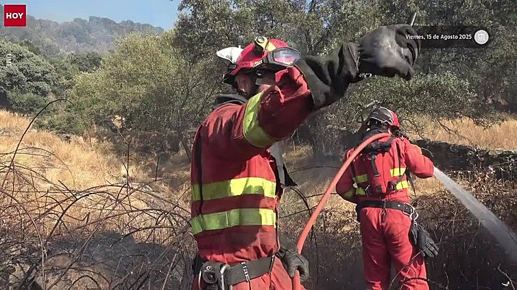 Así liquida la UME el flanco norte del incendio de Jarilla en Villar de Plasencia