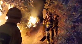 Agentes de la Brif defienden la población de El Torno de las llamas.