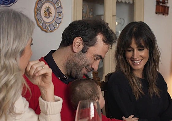 Carlos Cuerpo, ministro de Economía, junto a la periodista Isabel Jiménez, durante la grabación del programa en la casa familiar de Valle de la Serena.