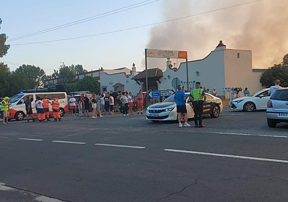 Personas evacuadas en la urbanización Las Viñas.